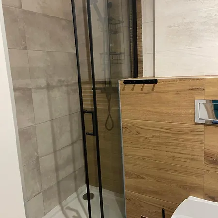 Przystanek - Komuny Paryskiej 3 *