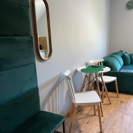 Przystanek - Komuny Paryskiej 3 아파트 카르파츠