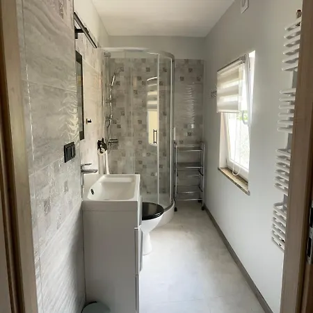 Przystanek - Komuny Paryskiej 3 *